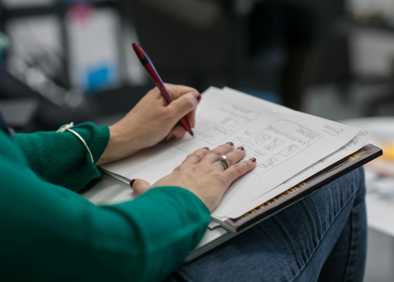 Beratungsgespräch zur individuellen Budgetplanung in entspannter Atmosphäre